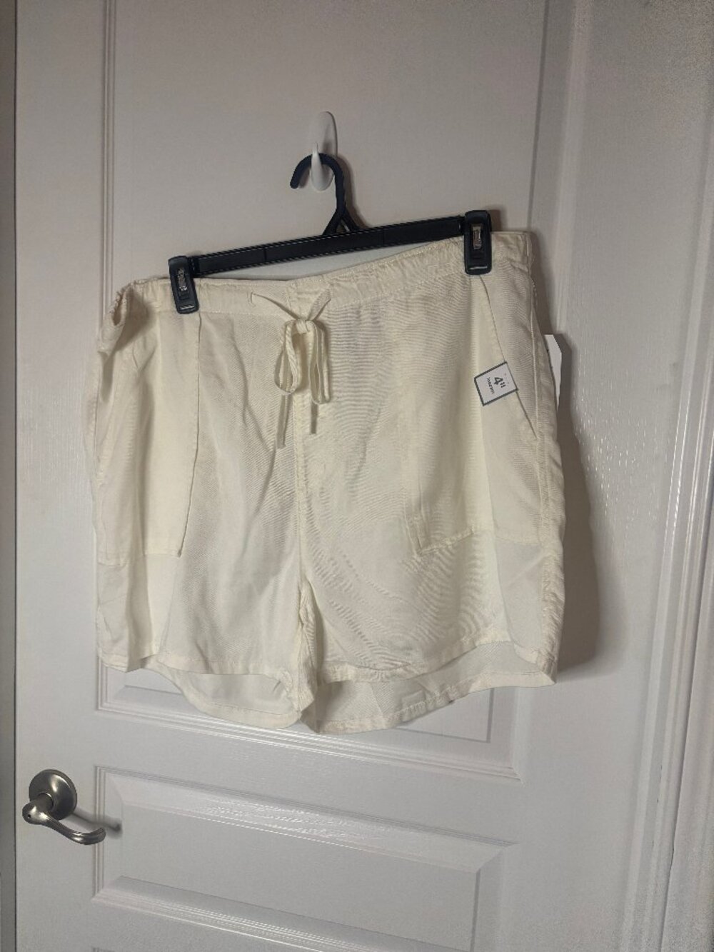 Time and Tru Women's Soft Utility Shorts, Winter White, 4 in Inseam, XXXL, 22